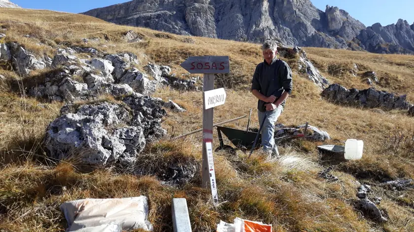 I volontari al lavoro per la tabellazione dei sentieri tra Castello, Monte Pore, Colle e l’Averau