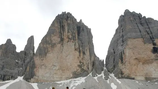 20090705 - TRE CIME DI LAVAREDO (DOLOMITI - MISURINA - BELLUNO) - HUM - G8: AFRICA, CATENA UMANA TRE CIME LAVAREDO PER SOLIDARIETA' - La catena umana attorno alle Tre Cime di Lavaredo questa mattina 05 luglio 2009. Piu' di 6 mila persone hanno partecipato oggi alla manifestazione 'Le Dolomiti abbracciano l'Africa', gigantesco girotondo attorno alle Tre Cime di Lavaredo, organizzato da varie associazioni no profit con lo scopo di inviare ai capi di governo del G8 un messaggio per l'Africa. ANSA / ANDREA SOLERO / DBA Una suggestiva immagine della , l'abbraccio alle Tre Cime