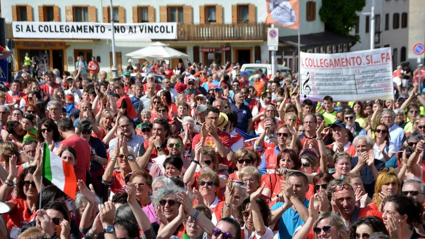 Una manifestazione del 2021 del Comelico contro l’apposizione dei vincoli sul territorio e a favore del collegamento (foto franco oliveri - frol)