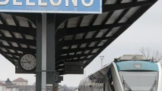 Belluno, 10 dicembre 2007. Alla stazione di Belluno arriva il nuovo servizio navetta di trenitalia Il Minuetto
