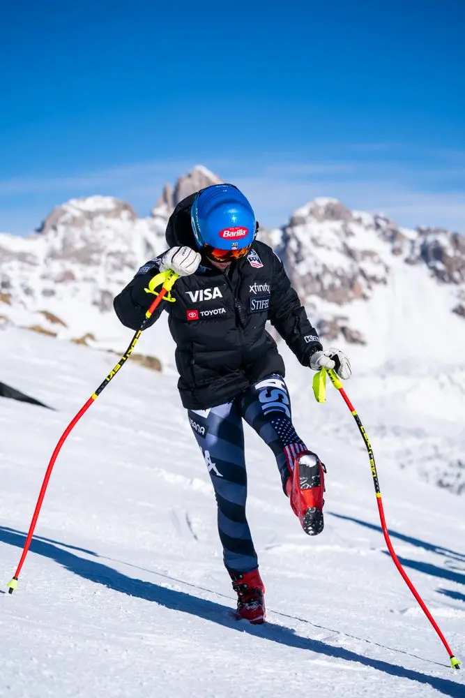 Ben due turni di allenamento in vista dei prossimi Mondiali di Courchevel mercoledì mattina 1 febbraio in Val di Fassa su LaVolata, Ski Area San Pellegrino, ormai riconosciuta come pista top della velocità mondiale. Allenamento prima di discesa alle prime luci dell’alba per le atlete norvegesi (Mowinckel e Kajsa Vickhoff Lie), insieme a loro le nostre Nadia e Nicol Delago e le statunitensi Breezy Johnson e Isabella Wright. A seguire, dopo la ritracciatura a cura dello staff tecnico italiano (presenti Gianluca Rulfi e Giovanni Feltrin), si sono presentate al cancelletto di partenza del tracciato di superG, Sofia Goggia, Mikaela Shiffrin e Alice Robinson. Una folla di fan appassionati ha atteso ad ogni giro queste tre regine dello sci alpino, che saranno sicuramente tra le protagoniste dei prossimi Campionati Mondiali nelle rispettive discipline. Grande entusiasmo come sempre per Sofia Goggia e anche per la regina incontrastata Mikaela Shiffrin. Giovedì continuano gli allenamenti sulle piste azzurre della Val di Fassa, con alcune velociste sempre su LaVolata, mentre altre atlete si alleneranno di gigante e speciale allo Ski Stadium a Pozza di Fassa. Foto di Ralf Brunel.
