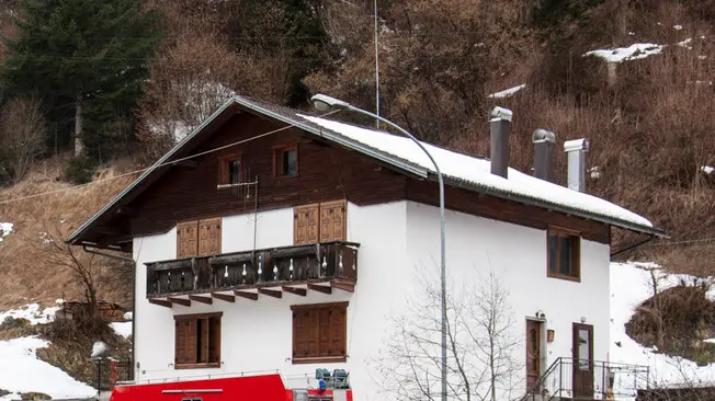 L'abitazione interessata maggiormente, sul retro si vede anche la scarpata tenuta sotto costante controllo dai Vigili del fuoco. Pericolo di frana a Presenaio di San Pietro di Cadore.