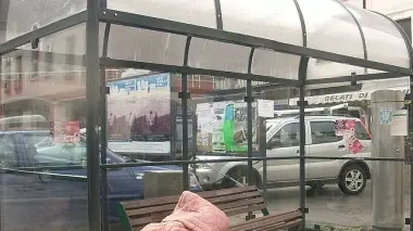 La coperta imbottita lasciata sulla panchina