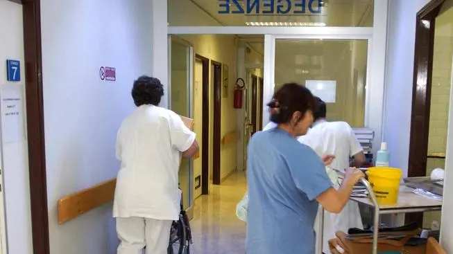 INFERMIERI IN CORSIA DURANTE IL TRASLOCO RIORGANIZZAZIONE ALL'OSPEDALE UMBERTO PRIMO DI MESTRE...TESTATINA LA NOSTRA SALUTE Corsia di un ospedale padovano In alto: Claudio Rizzato dei Ds e Margherita Miotto, di Ipv. A destra: l'assessore Fabio Gava