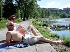 PERONA - BELLUNO - I bellunesi cercano ristoro dal caldo nella spiaggia attrezzata sul piave - bellunesi - caldo - belluno - piave