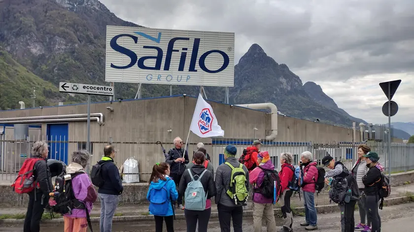 Una manifestazione di protesta di lavoratori di Safilo a Longarone