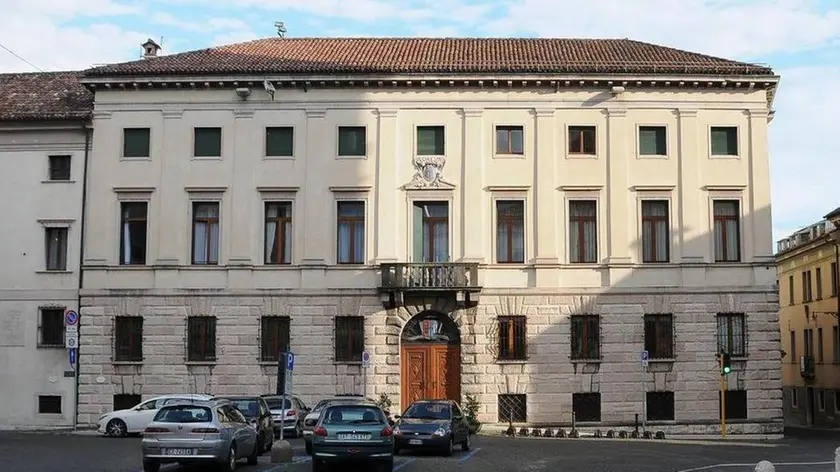 Palazzo Piloni, sede della Provincia di Belluno, senza le bandiere esposte - In alto la sede dell'ente a Palazzo Piloni A sinistra il consiglio provinciale che entro fine mese vota il bilancio