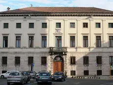 Palazzo Piloni, sede della Provincia di Belluno, senza le bandiere esposte - In alto la sede dell'ente a Palazzo Piloni A sinistra il consiglio provinciale che entro fine mese vota il bilancio