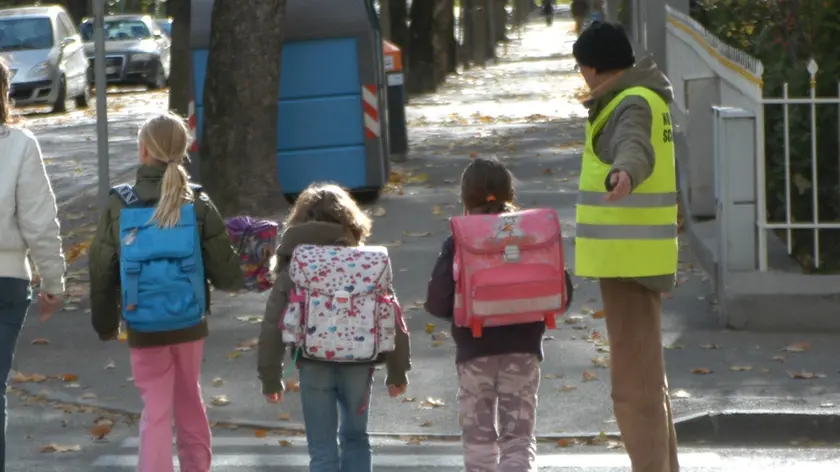Un nonno vigile in aiuto dei bambini