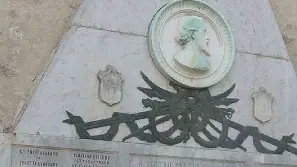 La lapide dedicata a Calvi sul palazzo della Magnifica