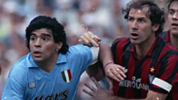 Contrastato da Franco Baresi in Napoli-Milan del 21 ottobre 1990. Sulla maglia ha lo scudetto, il secondo della storia del Napoli, vinto pochi mesi prima. ANSA / CEZARO DE LUCA