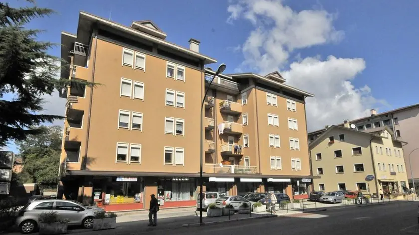 Belluno, 24 settembre 2008. in via feltre n 32 piano 5 la polizia scopre una casa di tolleranzaIl condominio di via Feltre