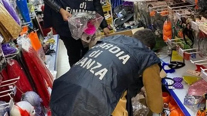 Finanzieri impegnati nel contrasto al commercio illegale