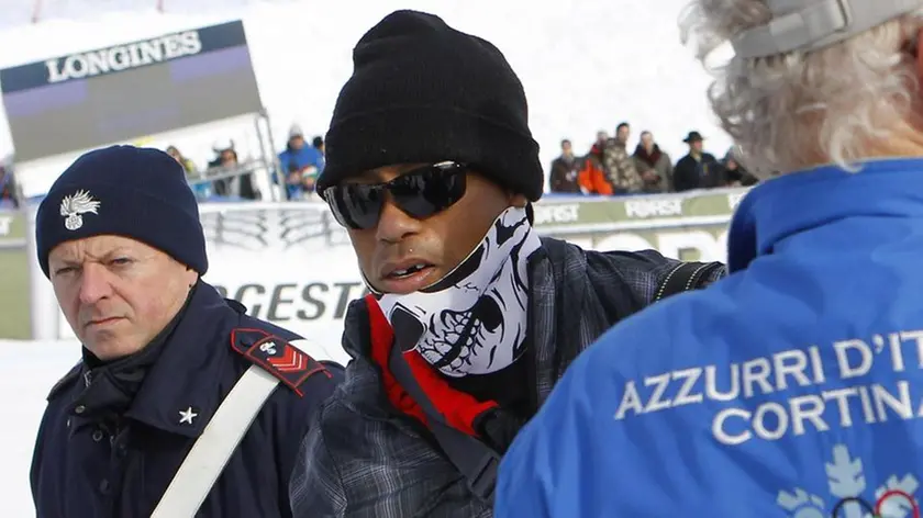 Tiger Woods (C) of the USA, boyfriend of Lindsey Vonn in the finish area after the women's FIS Alpine Skiing World Cup SuperG race in Cortina d'Ampezzo, Italy, 19 January 2015. ANSA/ANDREA SOLERO