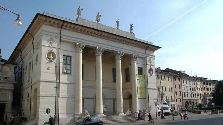 Belluno 2006. Il teatro comunale a Belluno. - Una veduta del teatro Comunale di Belluno