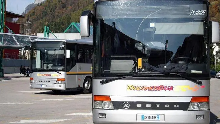 Agordo (BL), 26 Ottobre 2005, Stazione Dolomitibus - Agordo (BL), 26 October 2005, Dolomitibus station - Le tariffe pubblicate da Dolomiti bus sono in vigore dal 1º settembre