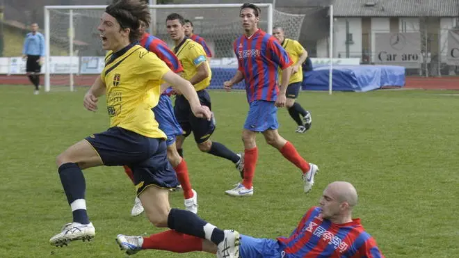 Belluno, 30 marzo 2008. belluno tese sul brenta 2-0 - Un fallo su Manuel Roman del Prete