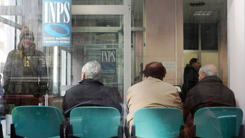 20080 - NAPOLI - SOI - MANOVRA: DL; VITO, CAMBIERA' NORMA SULL'ASSEGNO SOCIALE - Alcune persone in attesa del proprio turno per prendere la pensione in un ufficio Inps a Napoli. Il governo intende presentare una modifica alla norma sull'assegno sociale nel corso dell'esame della manovra economica al Senato. Lo ha detto il ministro per i Rapporti con il Parlamento Elio Vito.La stretta sugli assegni sociali introdotta nella manovra non riguarda casalinghe e cittadini italiani ma solo gli extracomunitari. E' questa la volonta' della norma, che sara' oggi ribadita dal governo al Senato...CIRO FUSCO / ANSA / KLD ..