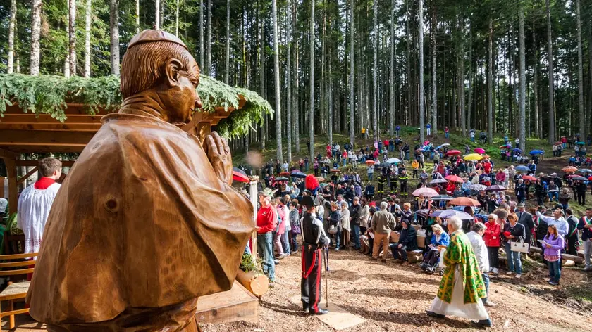 Una panoramica del Santuario. La Consacrazione del Santuario naturale dedicato a San Giovanni Paolo II a Lorenzago di Cadore.