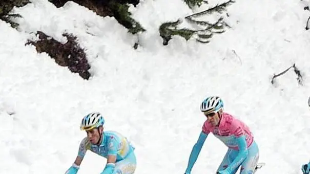 The overall leader, Italian cyclist Vincenzo Nibali (3L) of the Astana team on his way to win 20th stage of the 96th Giro d'Italia cycling race from Silandro to the Tre Cime di Lavaredo, northern Italy, 25 May 2013. ANSA/DANIEL DAL ZENNARO