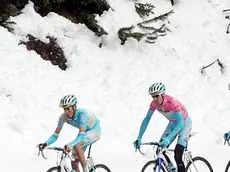 The overall leader, Italian cyclist Vincenzo Nibali (3L) of the Astana team on his way to win 20th stage of the 96th Giro d'Italia cycling race from Silandro to the Tre Cime di Lavaredo, northern Italy, 25 May 2013. ANSA/DANIEL DAL ZENNARO