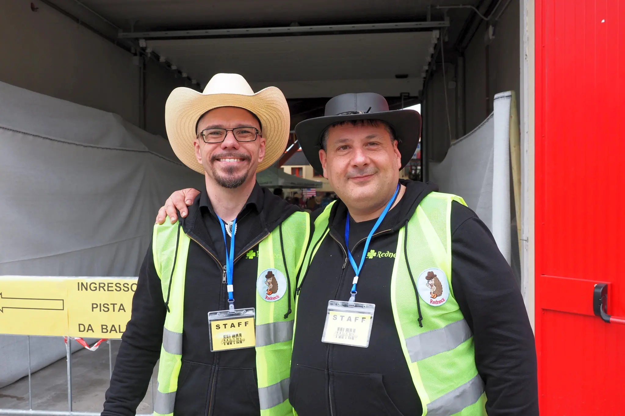 Appassionati di ballo country da tutto il nord Italia si sono radunati al palaghiaccio di Feltre per celebrare il Country day organizzato dall'associazione Redneck. Tra balli di gruppo e musica, il mercatino con i prodotti tipici del Feltrino e del Bellunese, l'esibizione degli sbandieratori che hanno portato un po' della magia del Palio di Feltre in pista, la giornata ha riscosso una notevole partecipazione. Tanto che, annunciano gli organizzatori, diventerà un appuntamento fisso. Ecco una carrellata di volti e di momenti del Country day Feltre (foto: Stefano De Barba)
