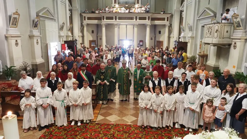 Foto di gruppo nella chiesa di Seren del Grappa al termine della messa per il saluto alle suore Poverelle