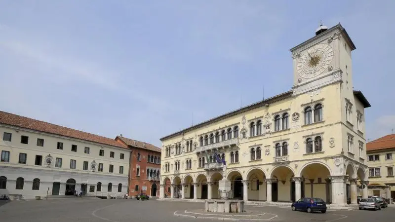 Belluno, 15 maggio 2008. In Piazza Duomo il Palazzo dei Rettori oggi Prefettura - La sede della Prefettura, Palazzo dei Rettori