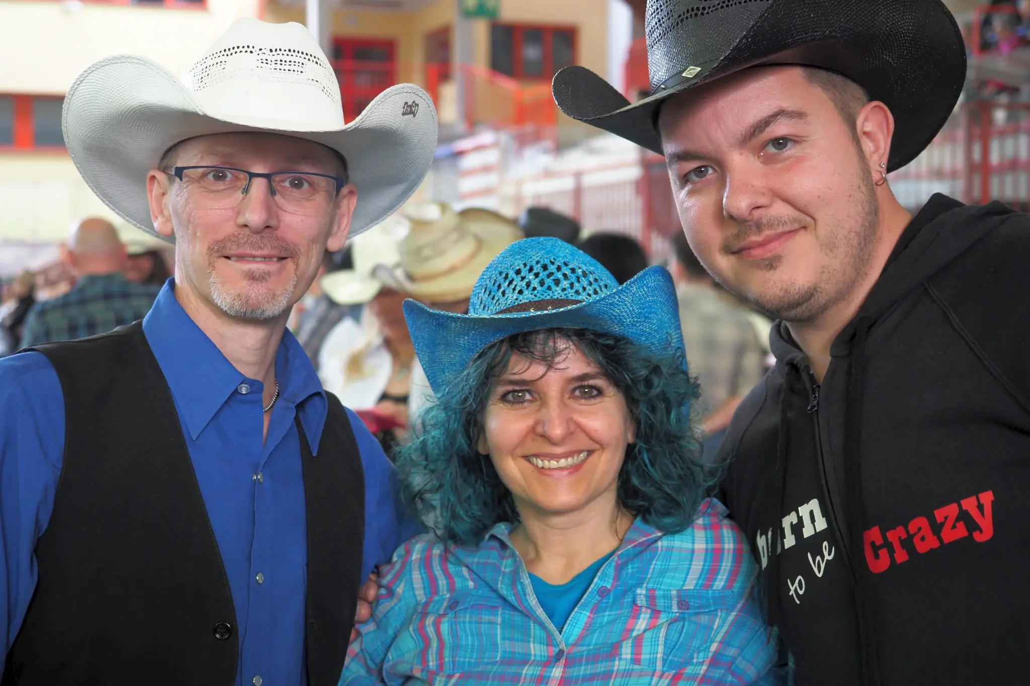 Appassionati di ballo country da tutto il nord Italia si sono radunati al palaghiaccio di Feltre per celebrare il Country day organizzato dall'associazione Redneck. Tra balli di gruppo e musica, il mercatino con i prodotti tipici del Feltrino e del Bellunese, l'esibizione degli sbandieratori che hanno portato un po' della magia del Palio di Feltre in pista, la giornata ha riscosso una notevole partecipazione. Tanto che, annunciano gli organizzatori, diventerà un appuntamento fisso. Ecco una carrellata di volti e di momenti del Country day Feltre (foto: Stefano De Barba)