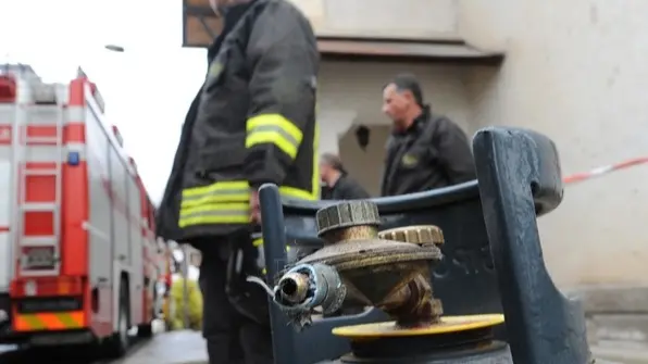 In Località Bragarezza di Forno di Zoldo esplode una bombla del gas nella cucina di un anziano del luogo. L'anziano rimane ferito al volto