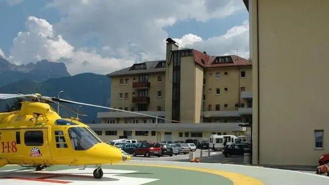 Pieve di Cadore, 14 luglio 2006, l'ospedale - L'elicottero del Suem parcheggiato all'esterno dell'ospedale di PIeve