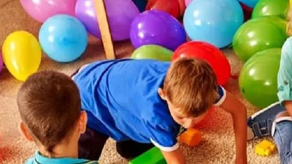 Bambini giocano a scuola