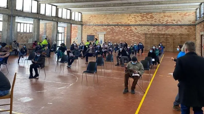 Una seduta di vaccinazione nel pieno dell'emergenza Covid