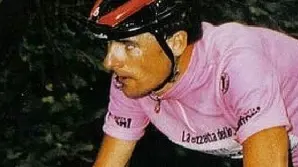 Il campione Gianni Bugno con la maglia rosa