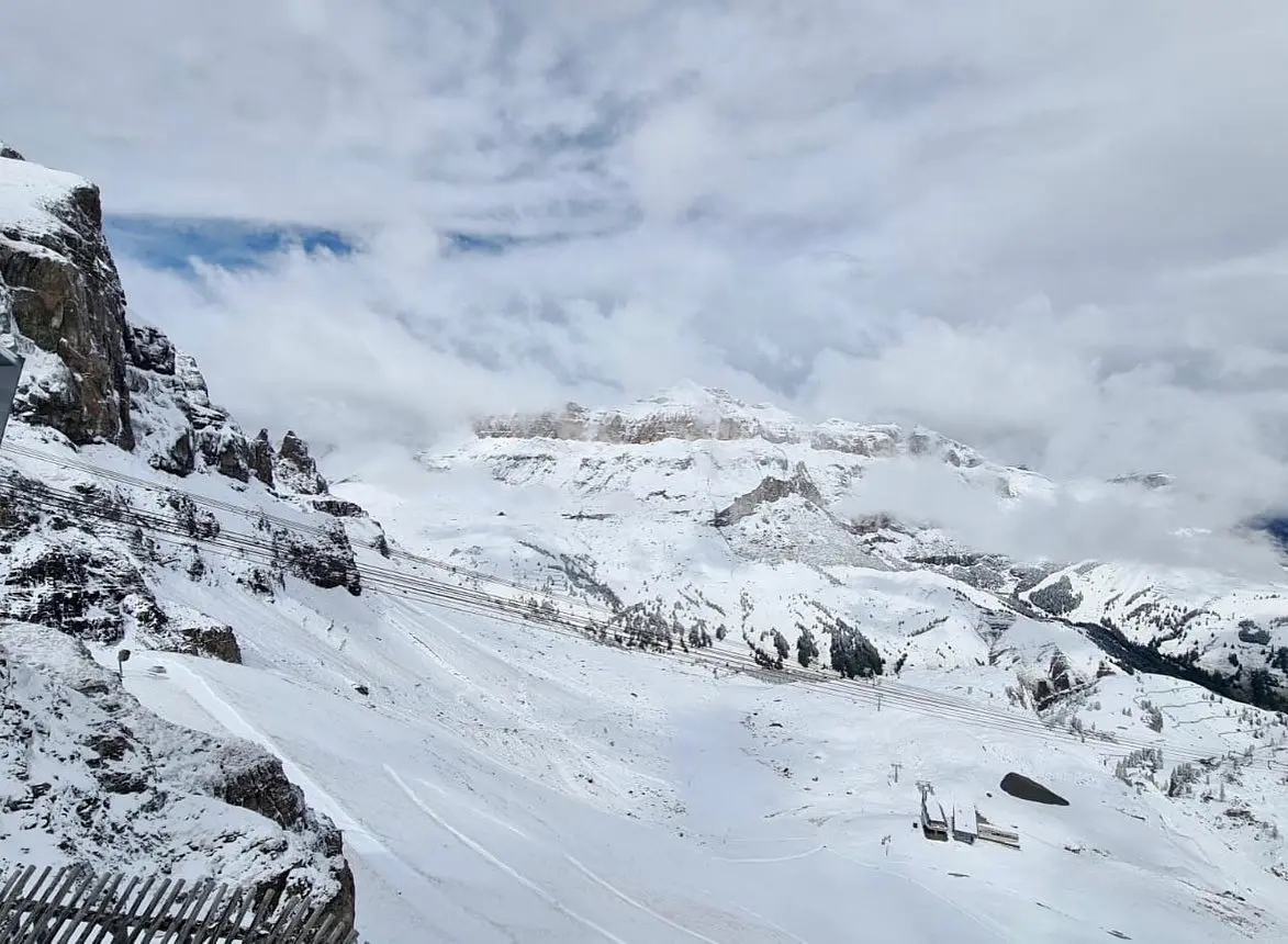 Crollo delle temperature e cime imbiancate nella notte tra venerdì e sabato 17 settembre. Le immagini dai rifugi, dal Sellaronda bike day, dal Cai e dagli appassionati