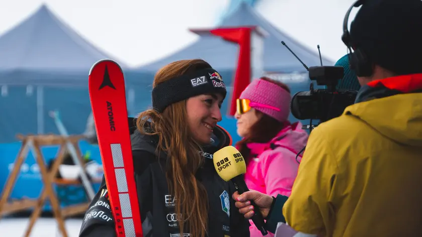Sofia Goggia intervistata nel parterre di Cortina