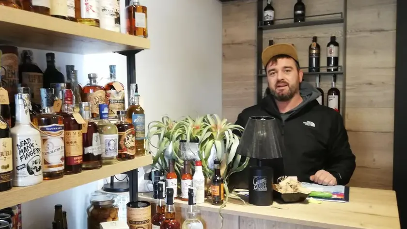 Giacomo Pellegrino dietro il banco della rivendita di alcolici in piazza Santo Stefano