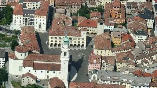 Belluno, 13 Settembre 2005, veduta dall'alto della cittÃ di Belluno, il centro storico ed il diuomo - Una veduta dall'alto del centro di Belluno