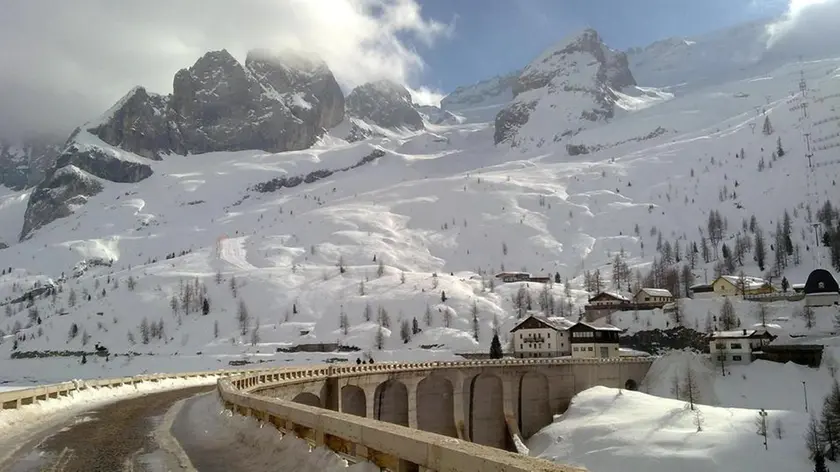- La diga del passo Fedaia e l'impianto che sale sul ghiacciaio