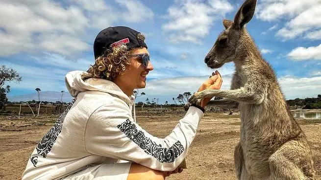 Axel Bassani in Australia gioca con un canguro