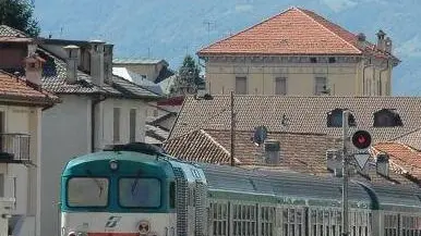 Belluno, 27 agosto 2006. Treno regionale in sosta a Belluno. Il convoglio è composto dal locomotore D445 1085 e da cinque carrozze per medie distanze a vestiboli centrali (MDVC).