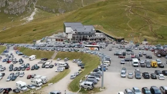 Auto sul Passo Sella