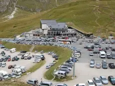 Auto sul Passo Sella