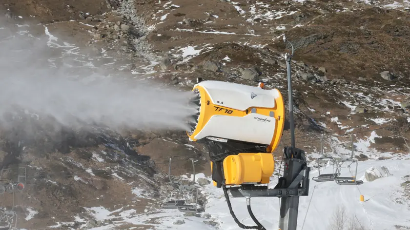 01/12/2022 Cervinia, preparaziione della stagione sciistica, cannoni spara neve