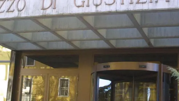 In tribunale a Belluno si e' concluso il primo grado del processo all'ex promotore finanziario trevigiano accusato di truffa ai danni di una quarantina di risparmiatori
