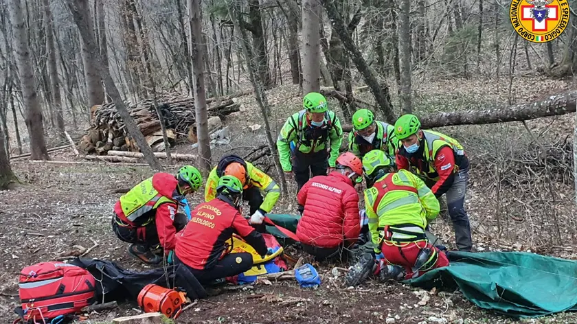 Un intervento del Soccorso alpino in un bosco