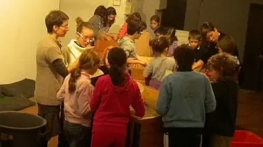 Esercitazione di archeologia al Fondaco delle Biade per i ragazzi coinvolti nei laboratori