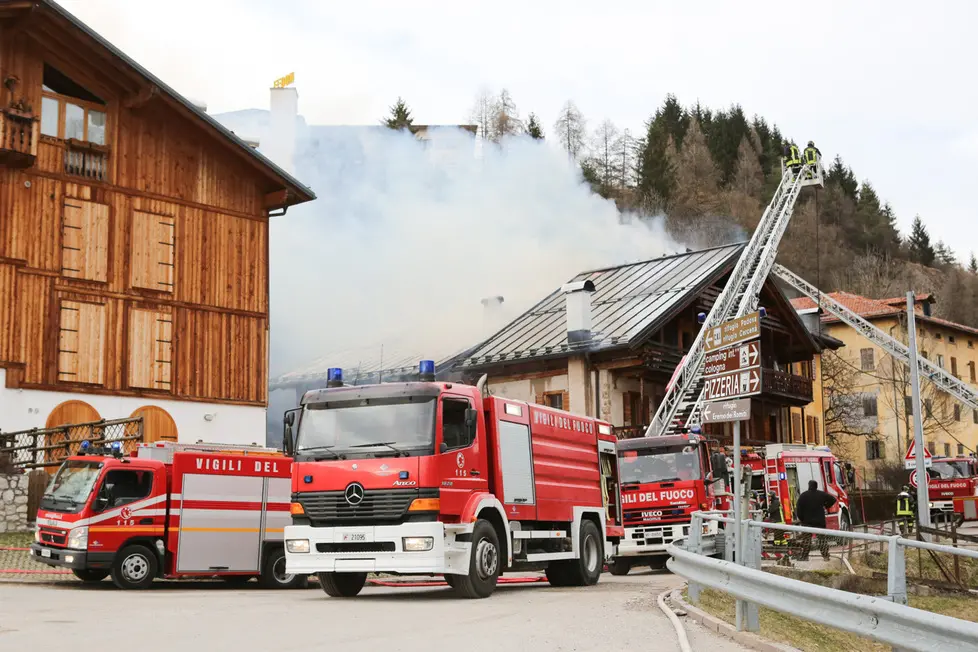 Incendio di una casa a Vallesella di Domegge di Cadore in via Piduel.