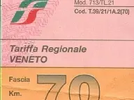 A sinistra il biglietto con l’insulto stampato dalla obliteratrice A destra la stazione di Alano-Fener