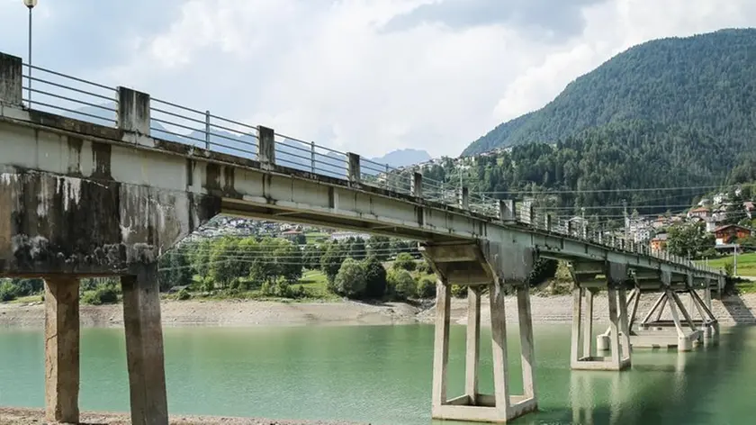Il lago di Centro Cadore dopo l'inizio della laminazione
